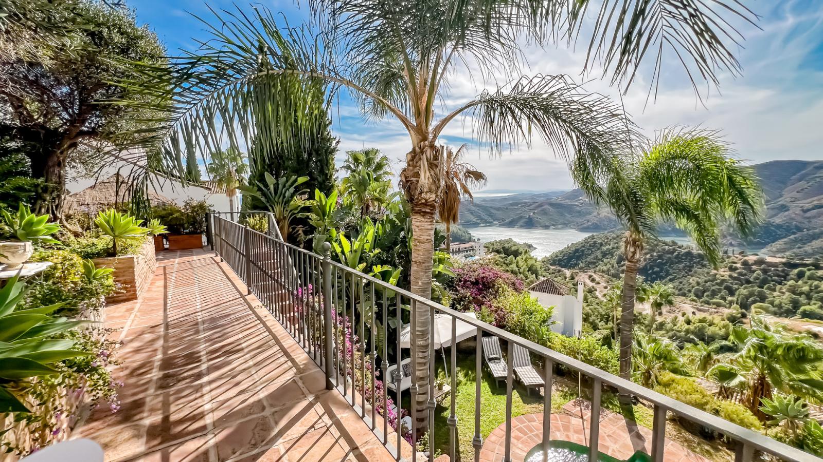 Villa for Sale in Istán