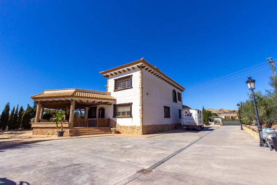 Chalet for Sale in Elche