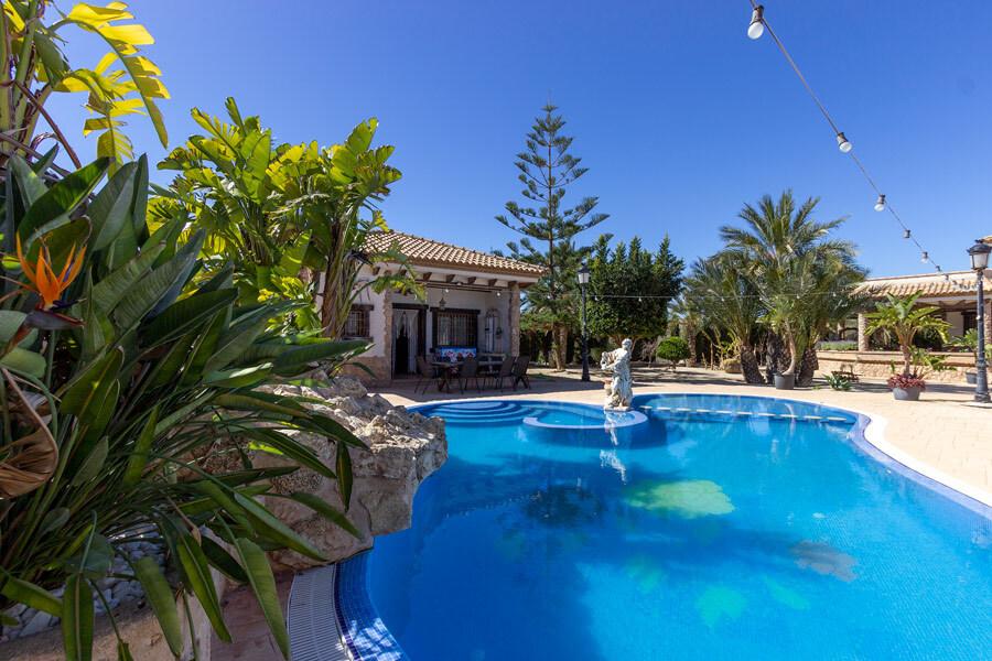 Chalet for Sale in Elche