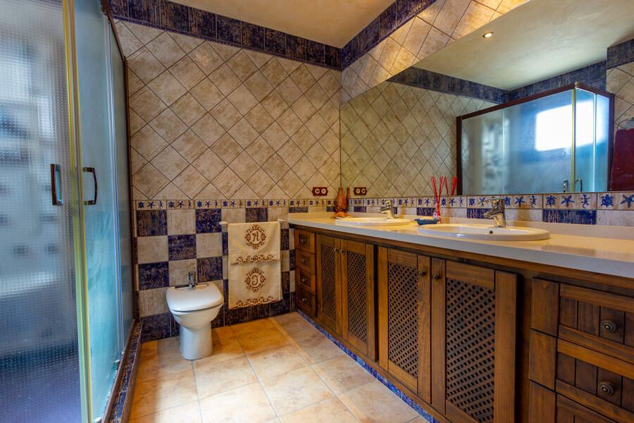 Chalet for Sale in Elche