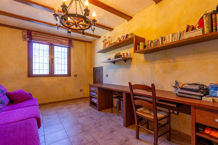 Chalet for Sale in Elche