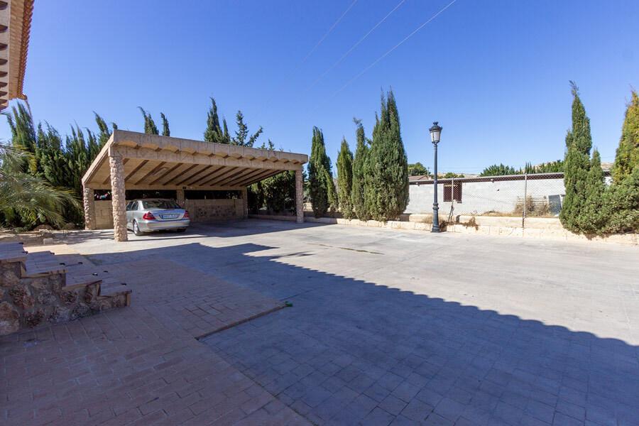 Chalet for Sale in Elche
