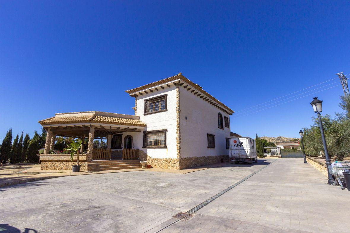 Chalet for Sale in Elche