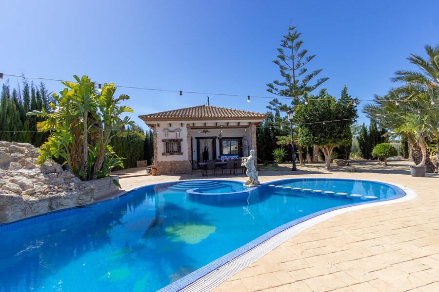 Chalet for Sale in Elche
