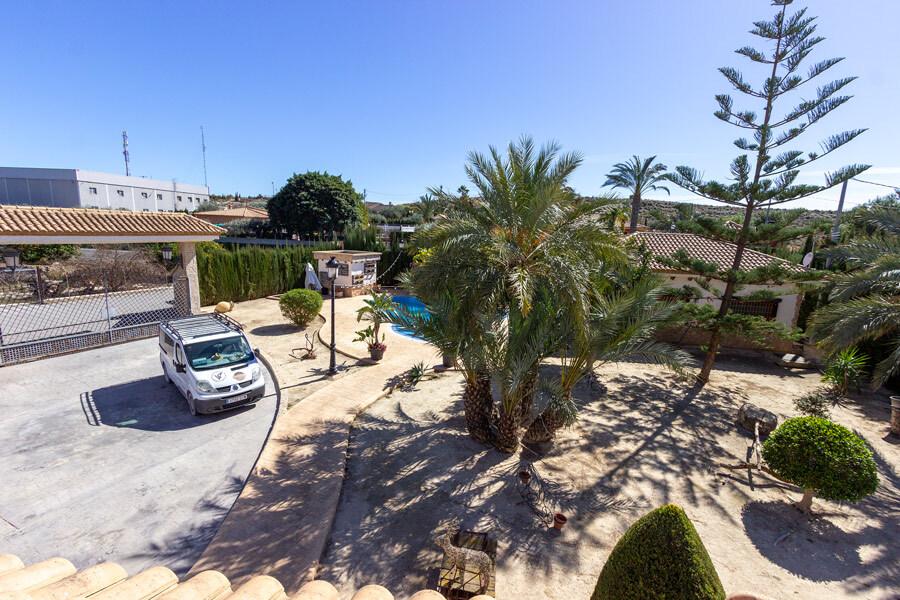 Chalet for Sale in Elche