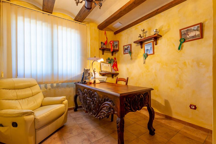 Chalet for Sale in Elche