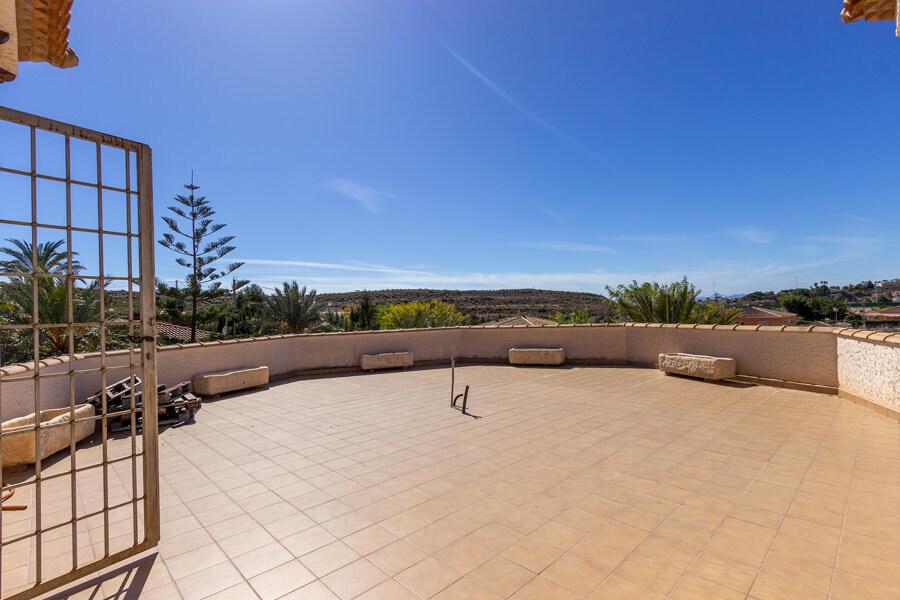 Chalet for Sale in Elche