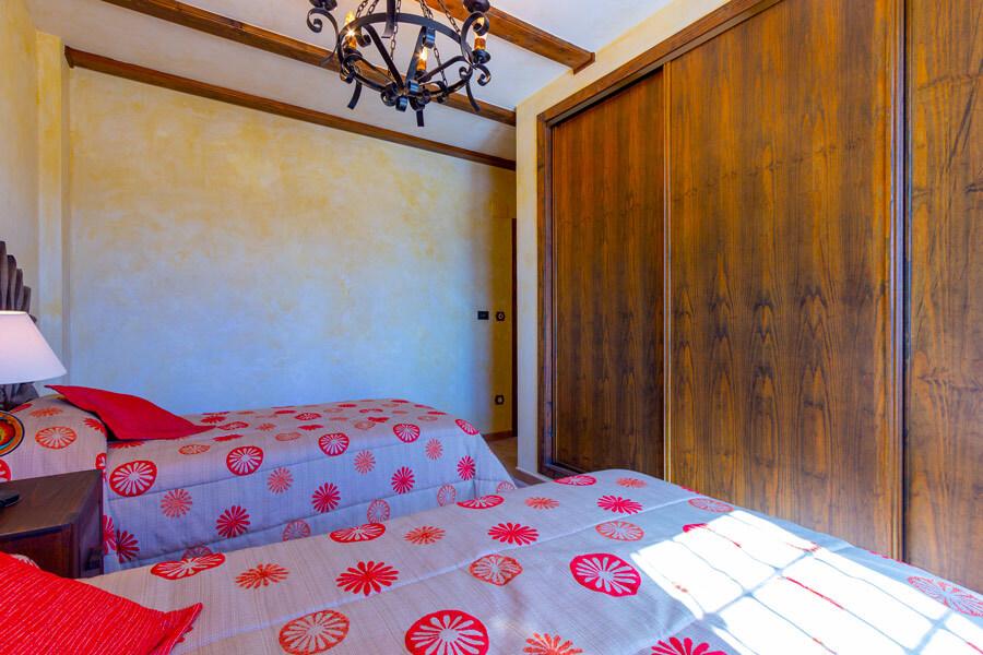 Chalet for Sale in Elche