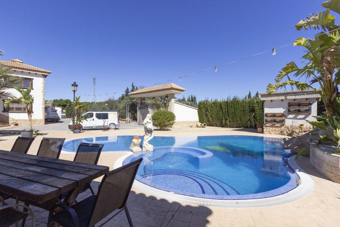 Chalet for Sale in Elche