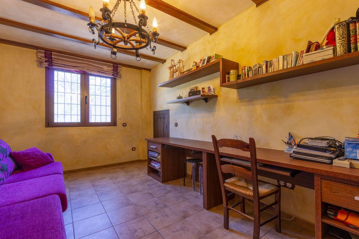 Chalet for Sale in Elche