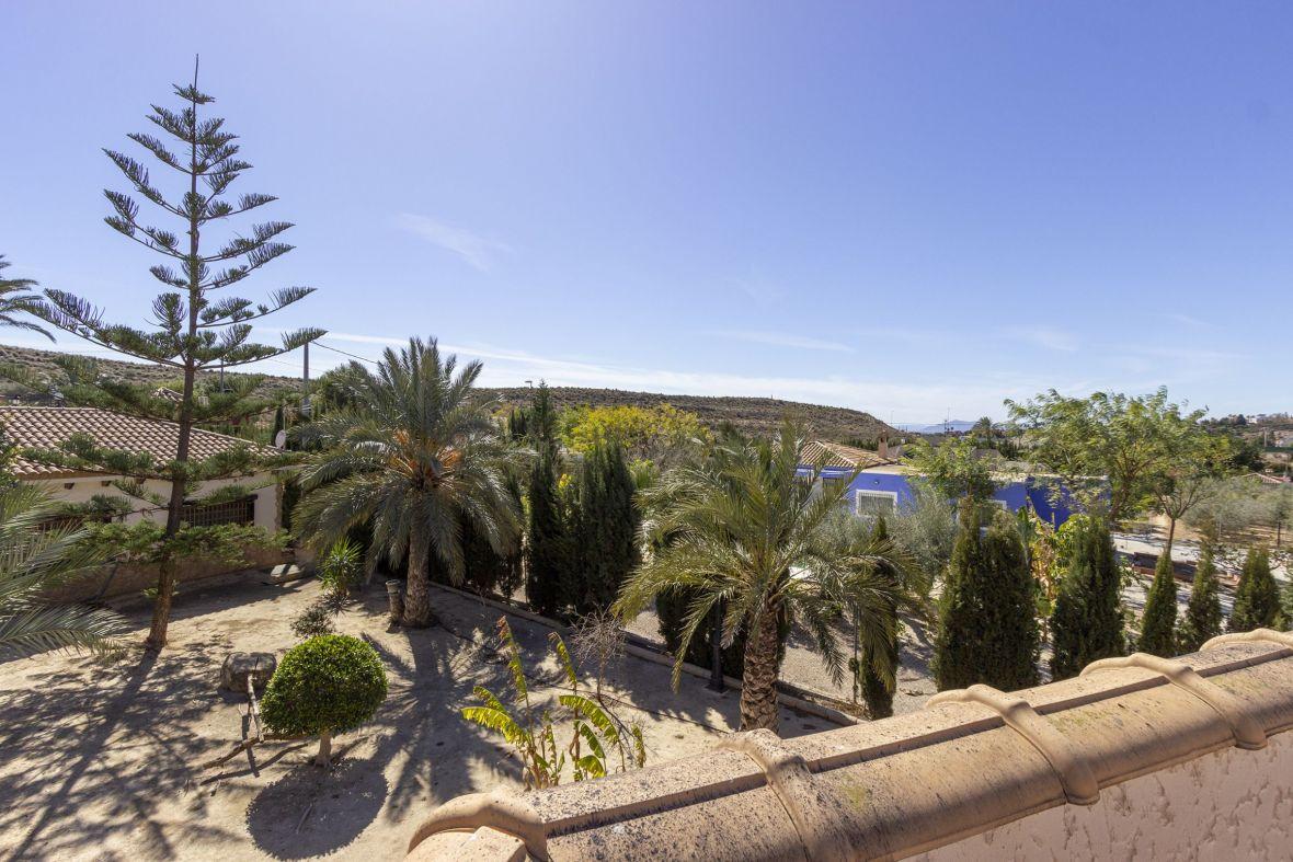 Chalet for Sale in Elche