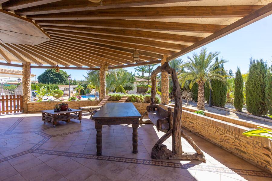 Chalet for Sale in Elche