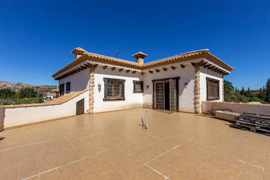 Chalet for Sale in Elche