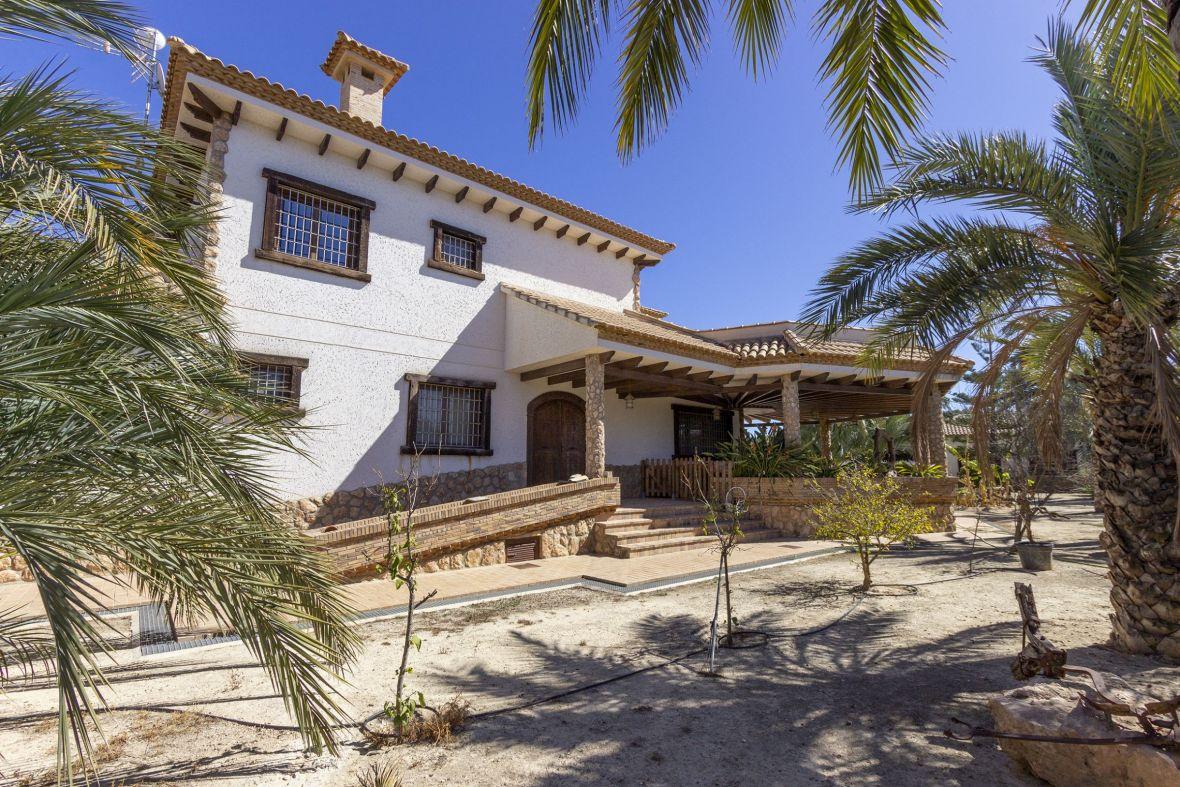 Chalet for Sale in Elche