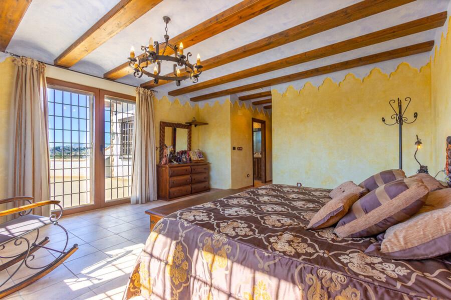 Chalet for Sale in Elche