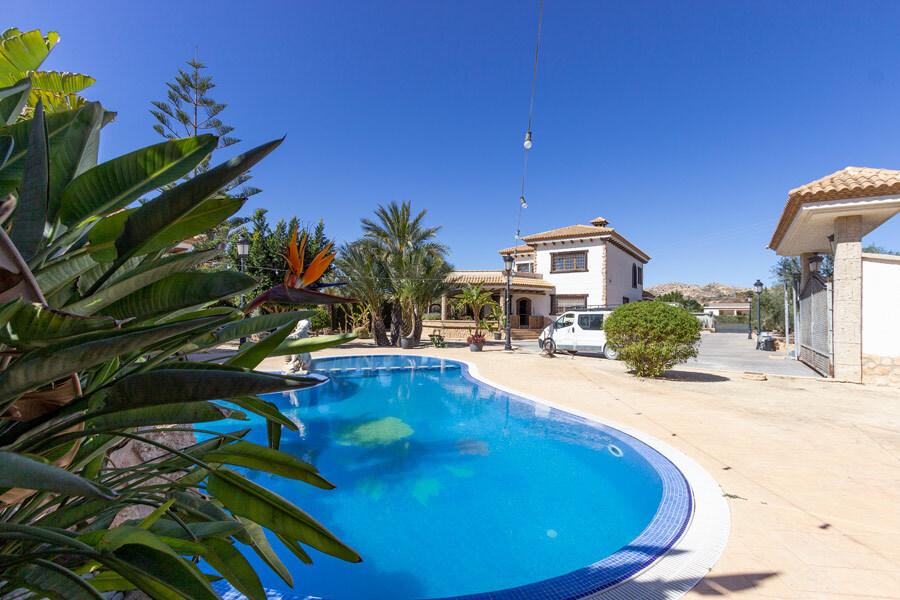Chalet for Sale in Elche