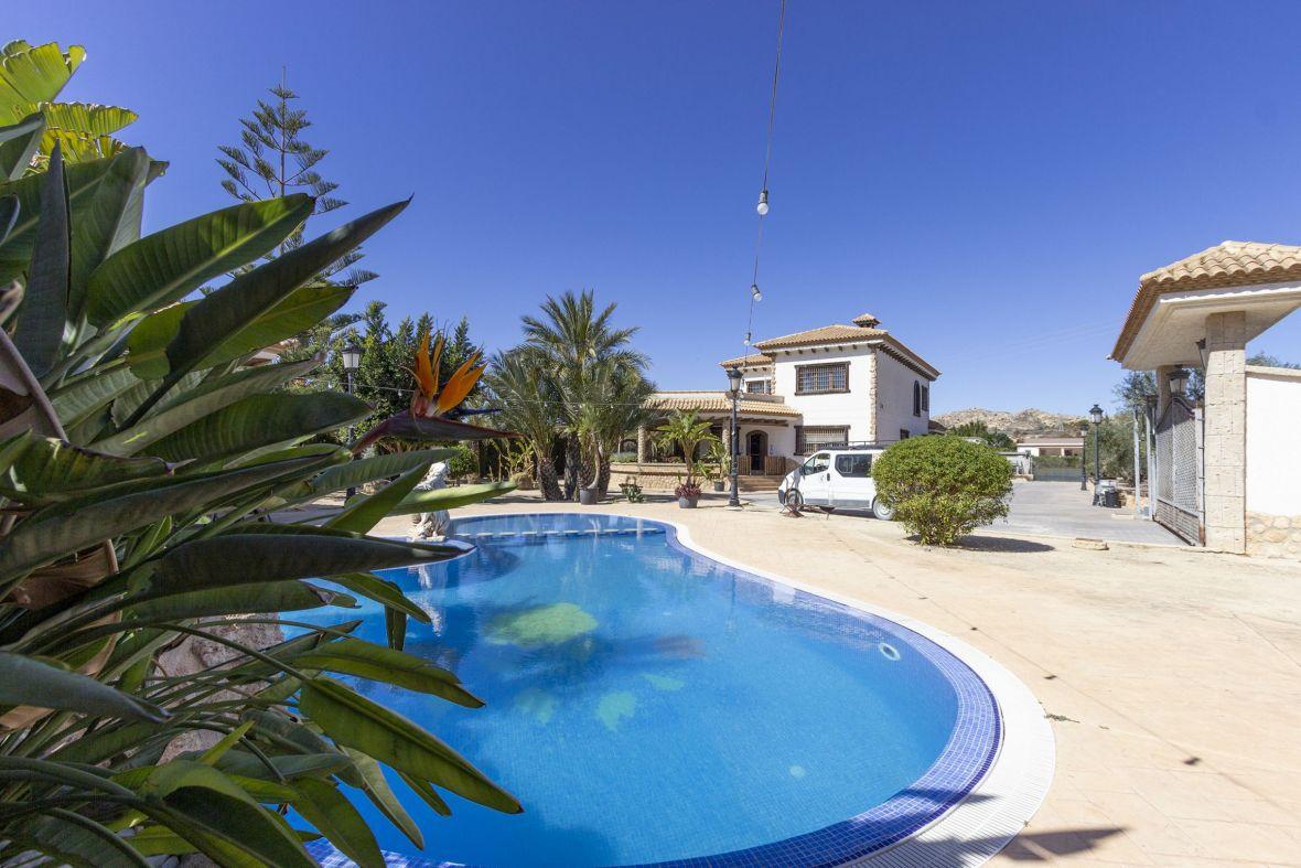 Chalet for Sale in Elche