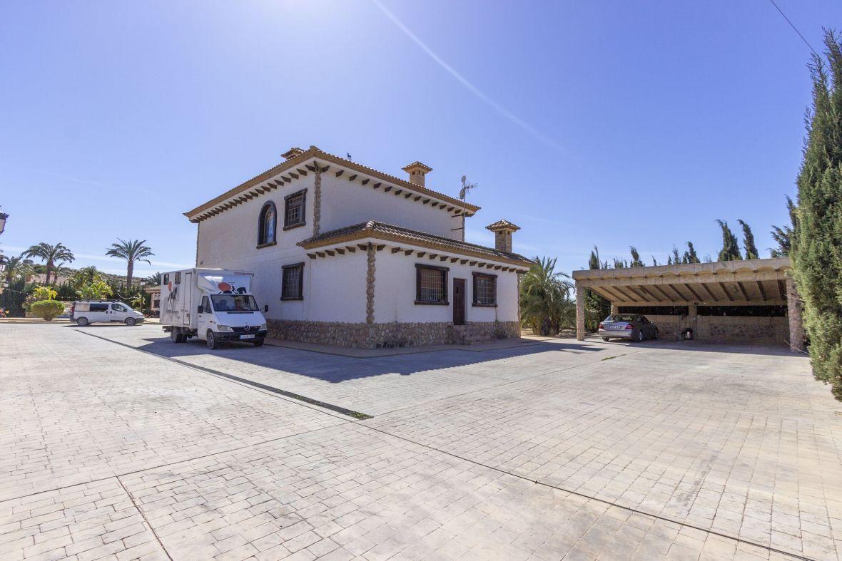 Chalet for Sale in Elche