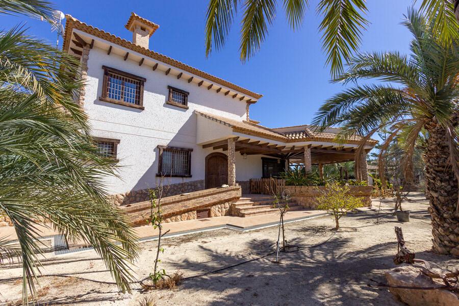 Chalet for Sale in Elche