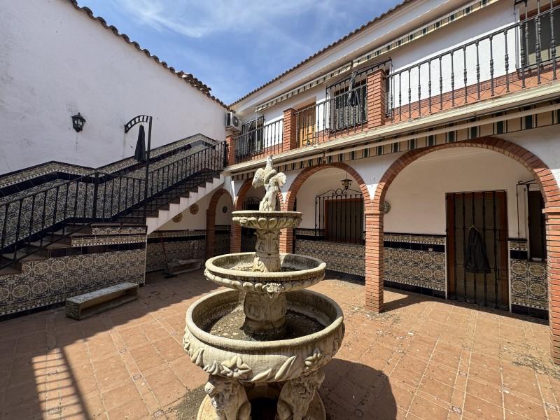 Villa for Sale in Valencia de las Torres