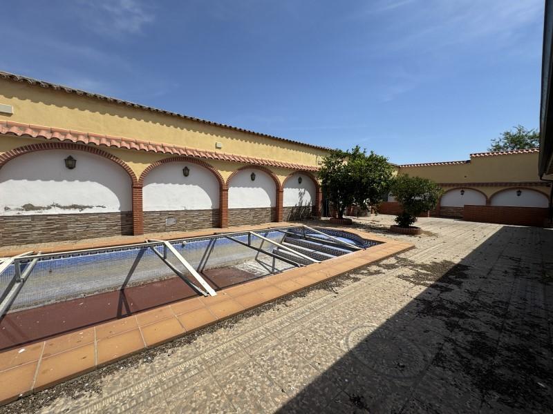 Villa for Sale in Valencia de las Torres