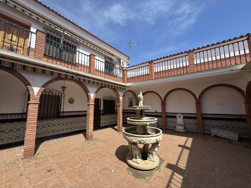 Villa for Sale in Valencia de las Torres