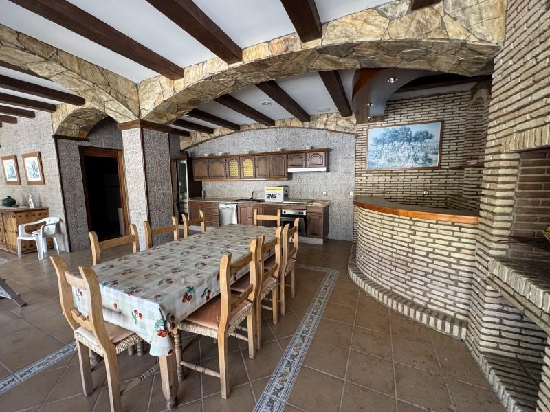 Villa for Sale in Valencia de las Torres