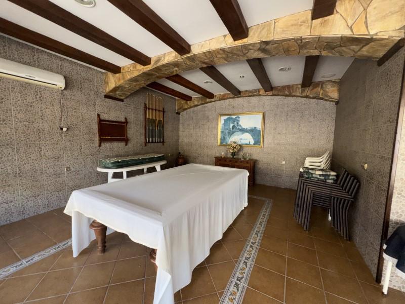 Villa for Sale in Valencia de las Torres