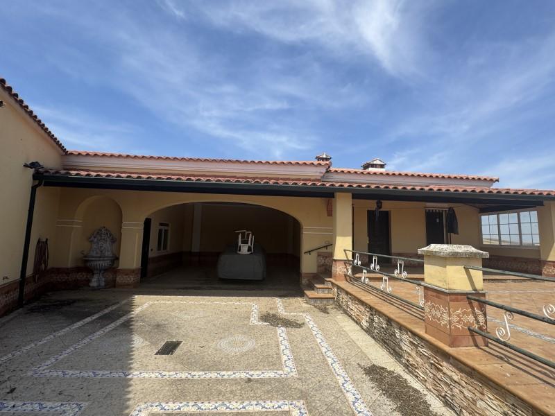 Villa for Sale in Valencia de las Torres