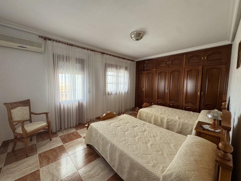 Villa for Sale in Valencia de las Torres