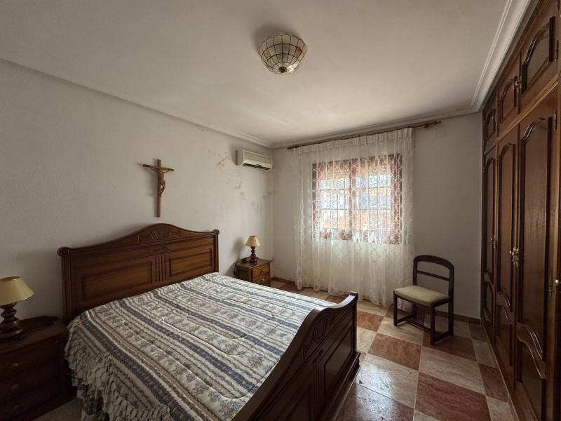 Villa for Sale in Valencia de las Torres