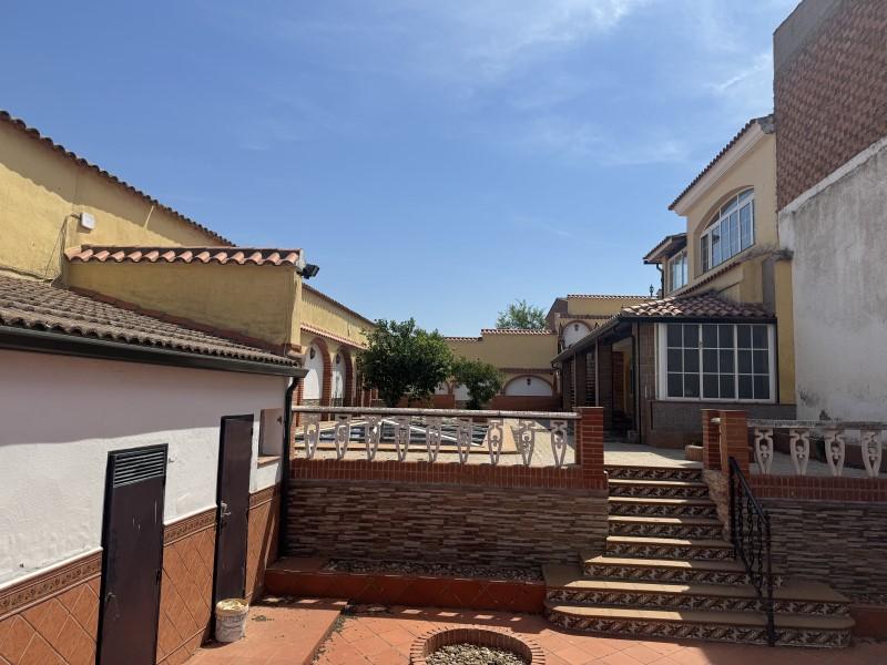 Villa for Sale in Valencia de las Torres