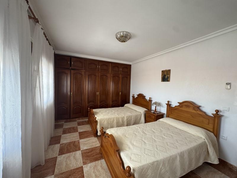 Villa for Sale in Valencia de las Torres