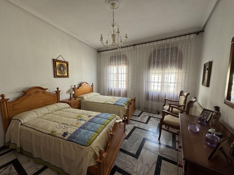 Villa for Sale in Valencia de las Torres