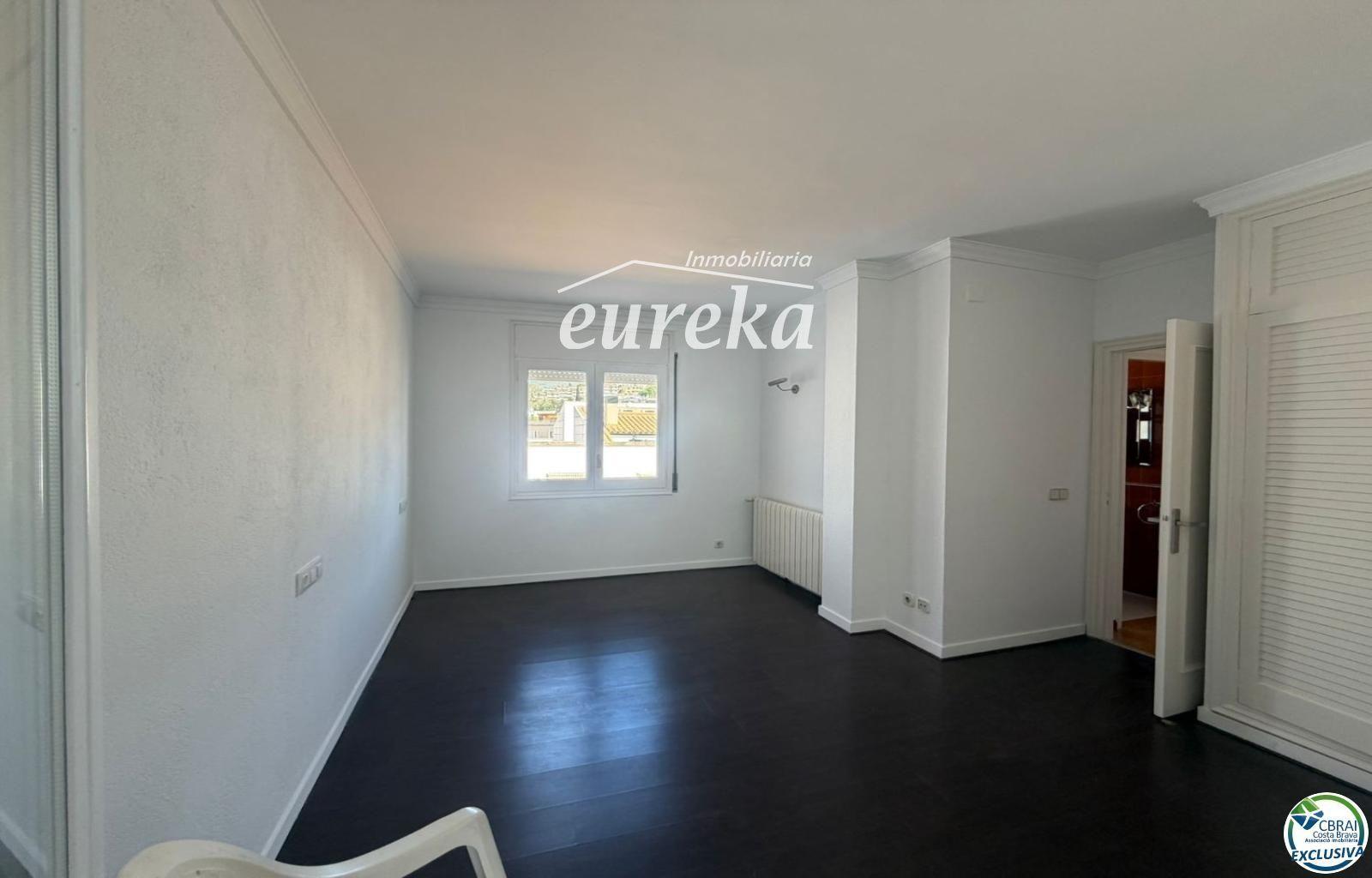 Flat for Sale in Roses