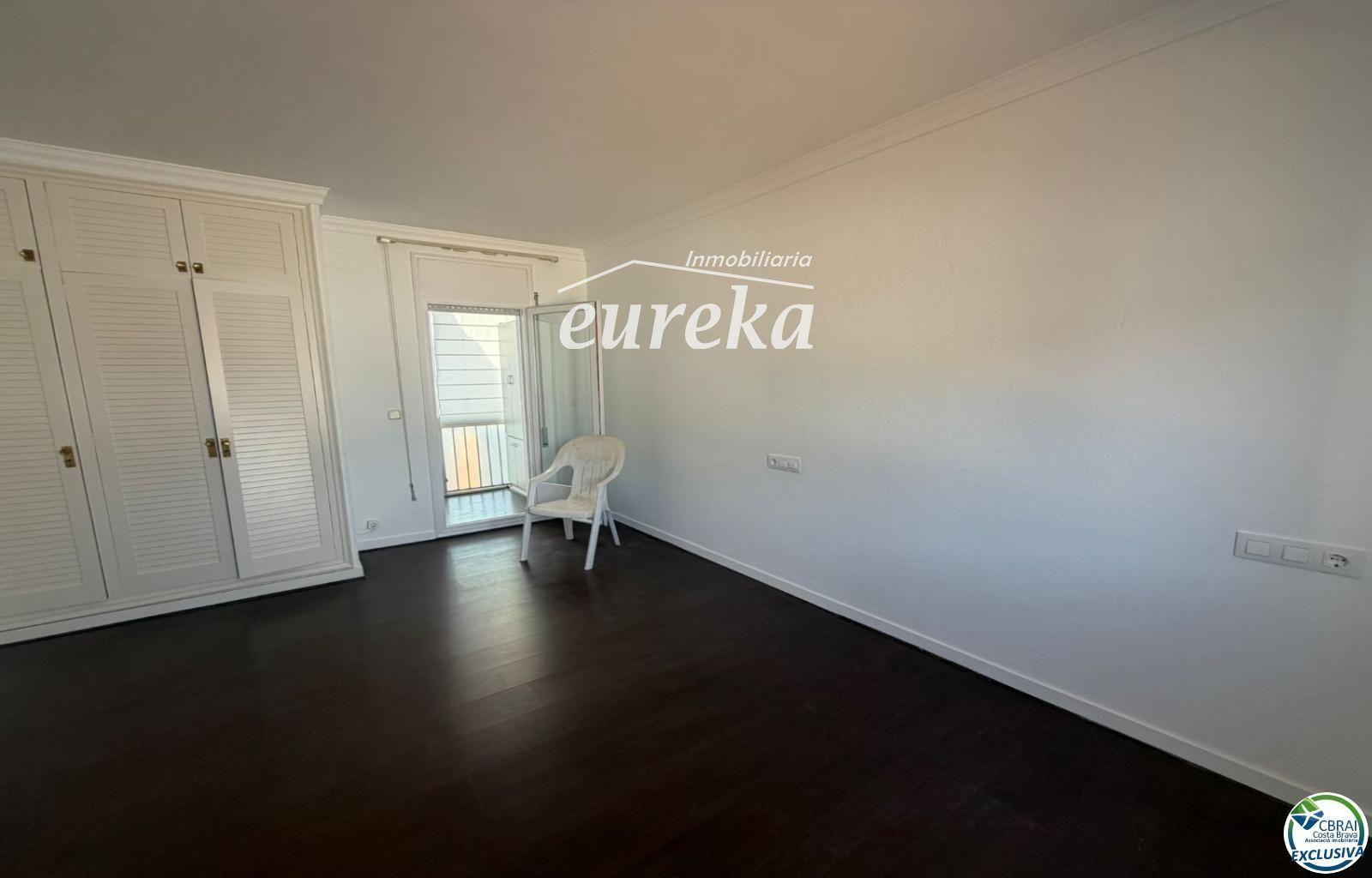 Flat for Sale in Roses