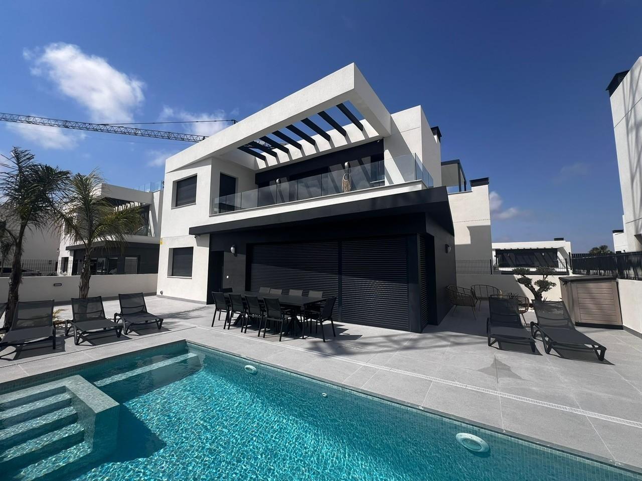 Villa for Sale in Algorfa