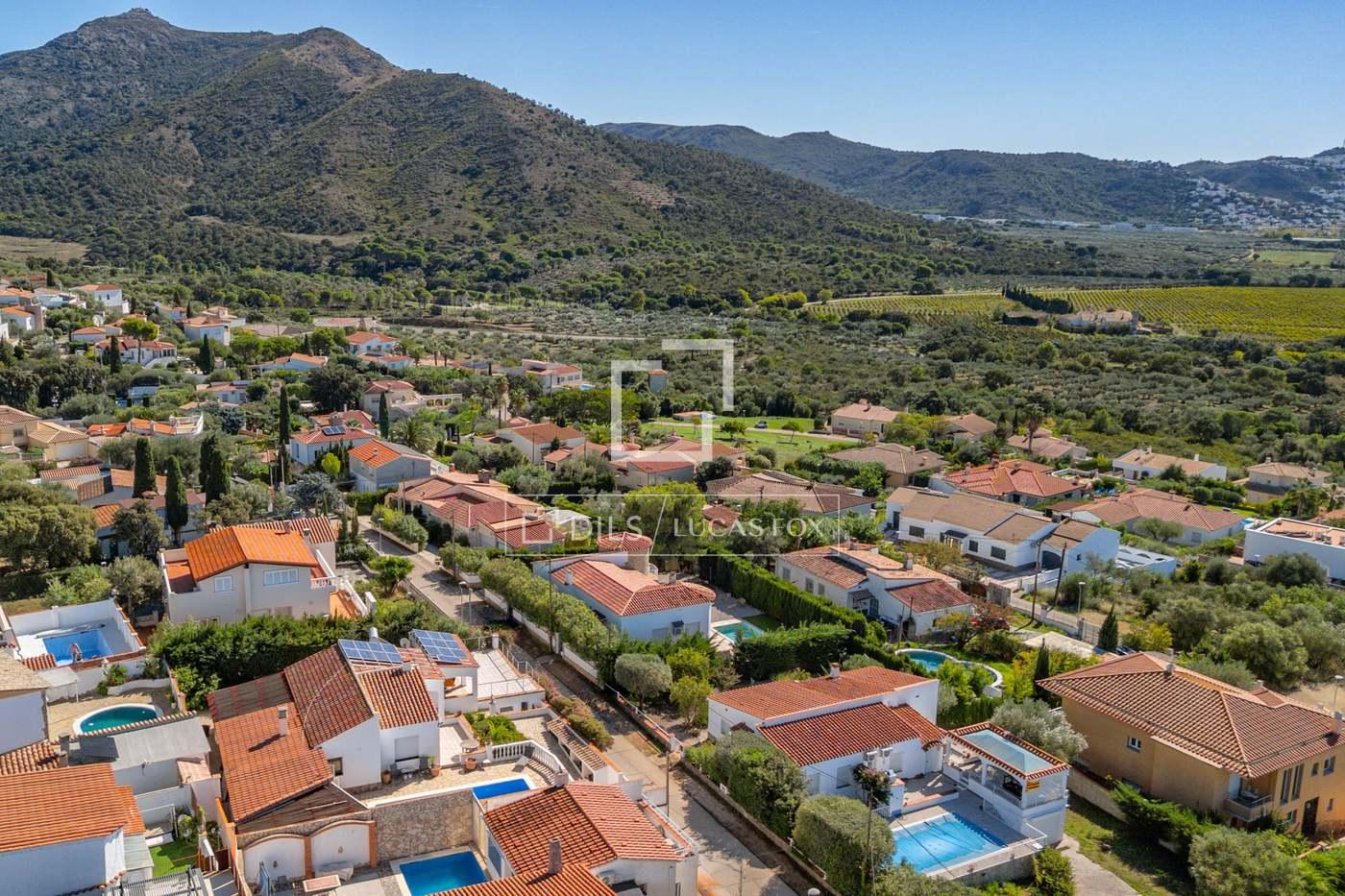 House for Sale in Roses