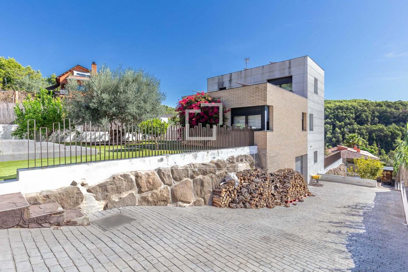 House for Sale in Vallirana