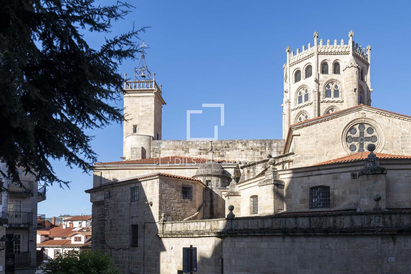 Building for Sale in Ourense