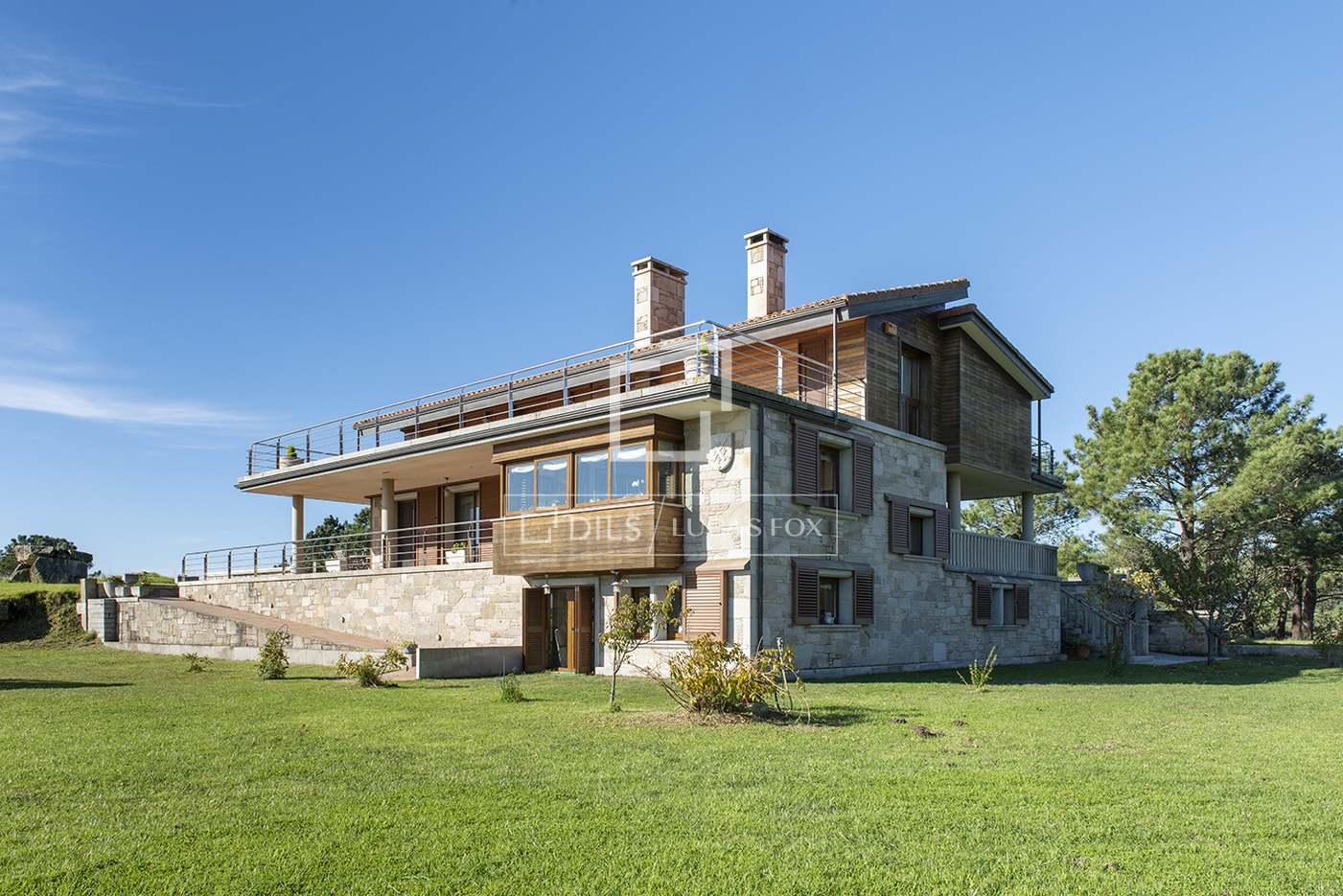 House for Sale in Muros
