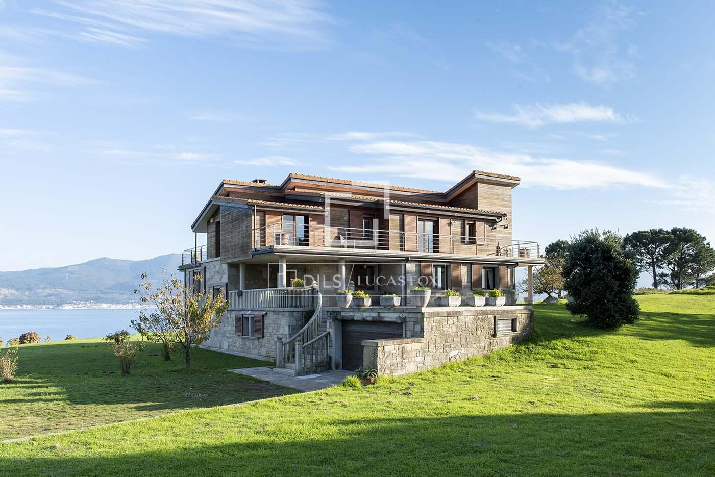 House for Sale in Muros
