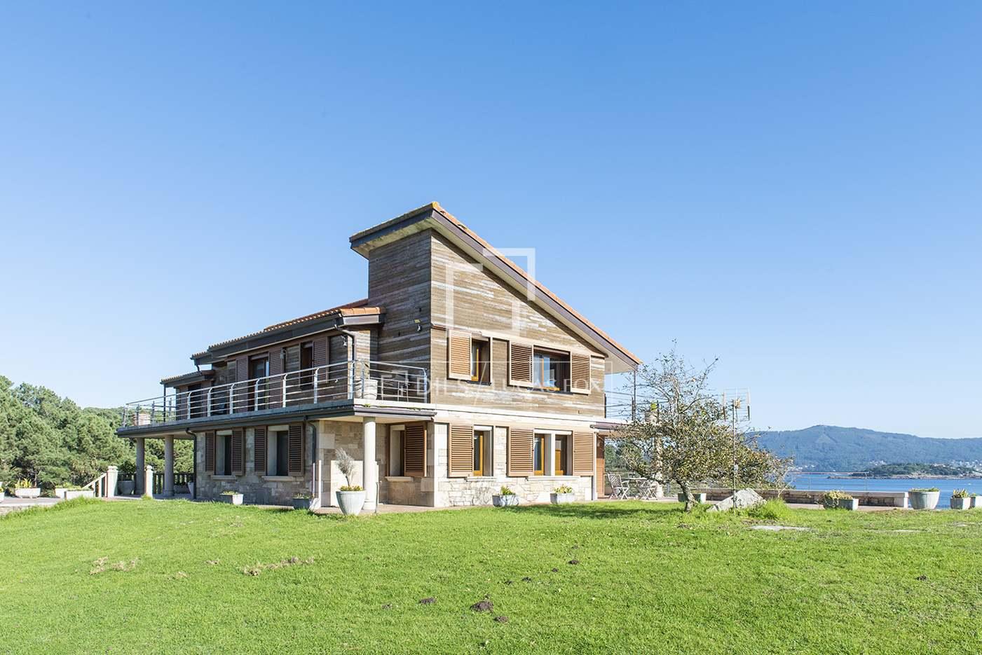 House for Sale in Muros