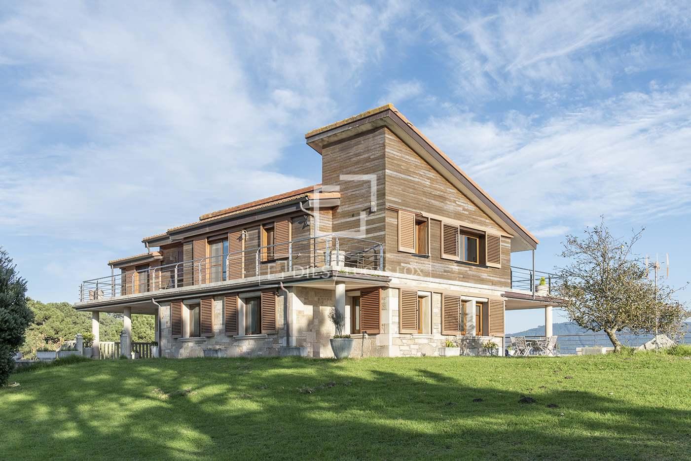 House for Sale in Muros