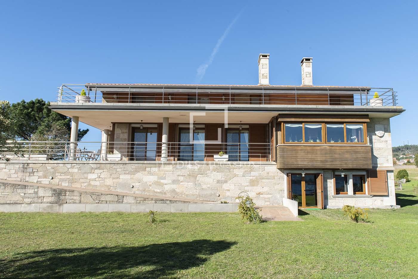House for Sale in Muros