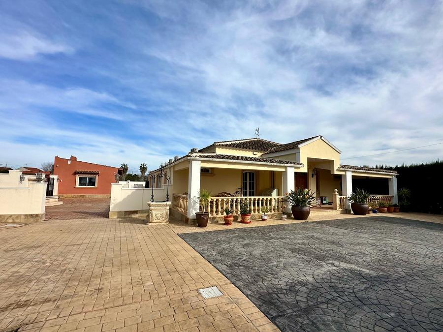 Villa for Sale in Almoradí