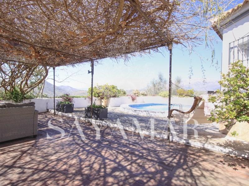 Villa for Sale in Sayalonga