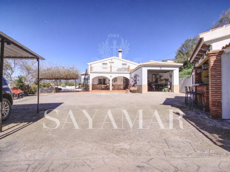 Villa for Sale in Sayalonga