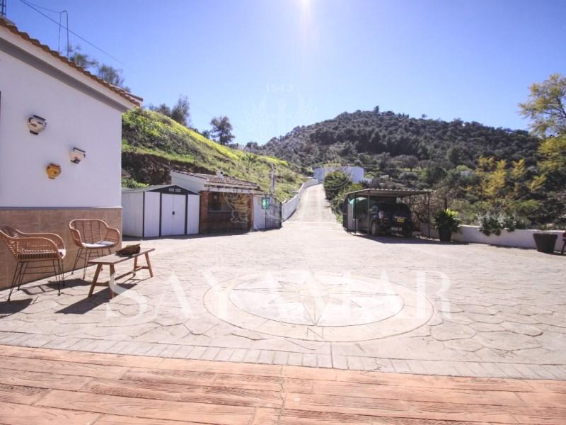 Villa for Sale in Sayalonga