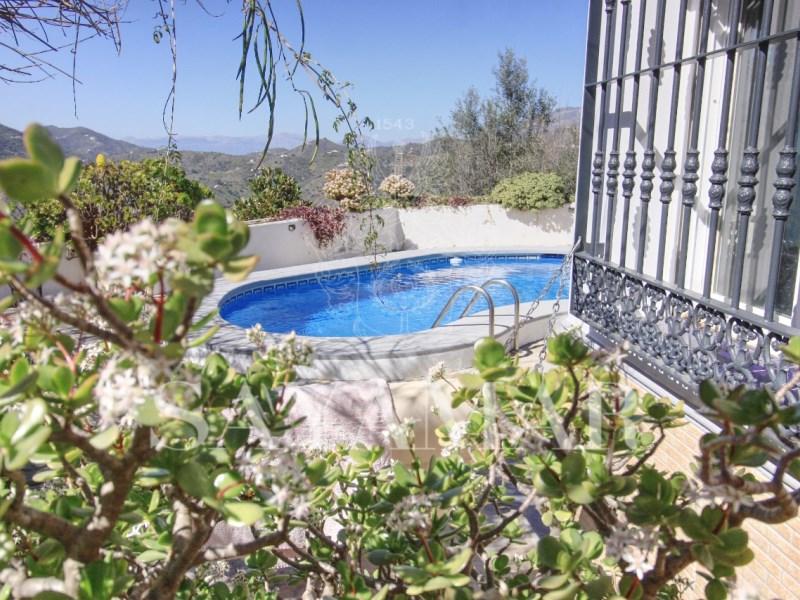 Villa for Sale in Sayalonga